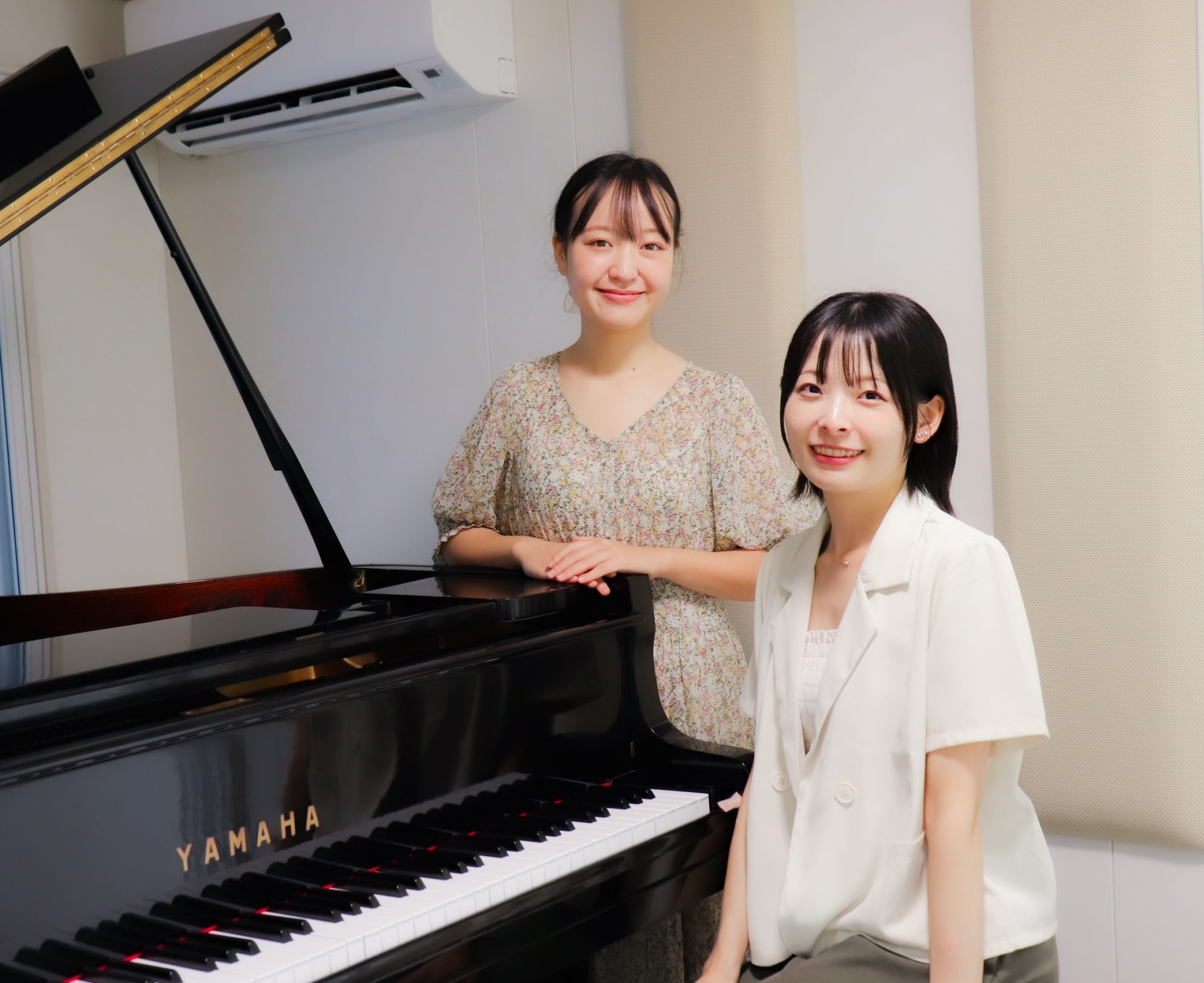 クレンゲ音楽教室の代表講師小嶋葵と藤田くるみが教室のピアノに向かう様子
