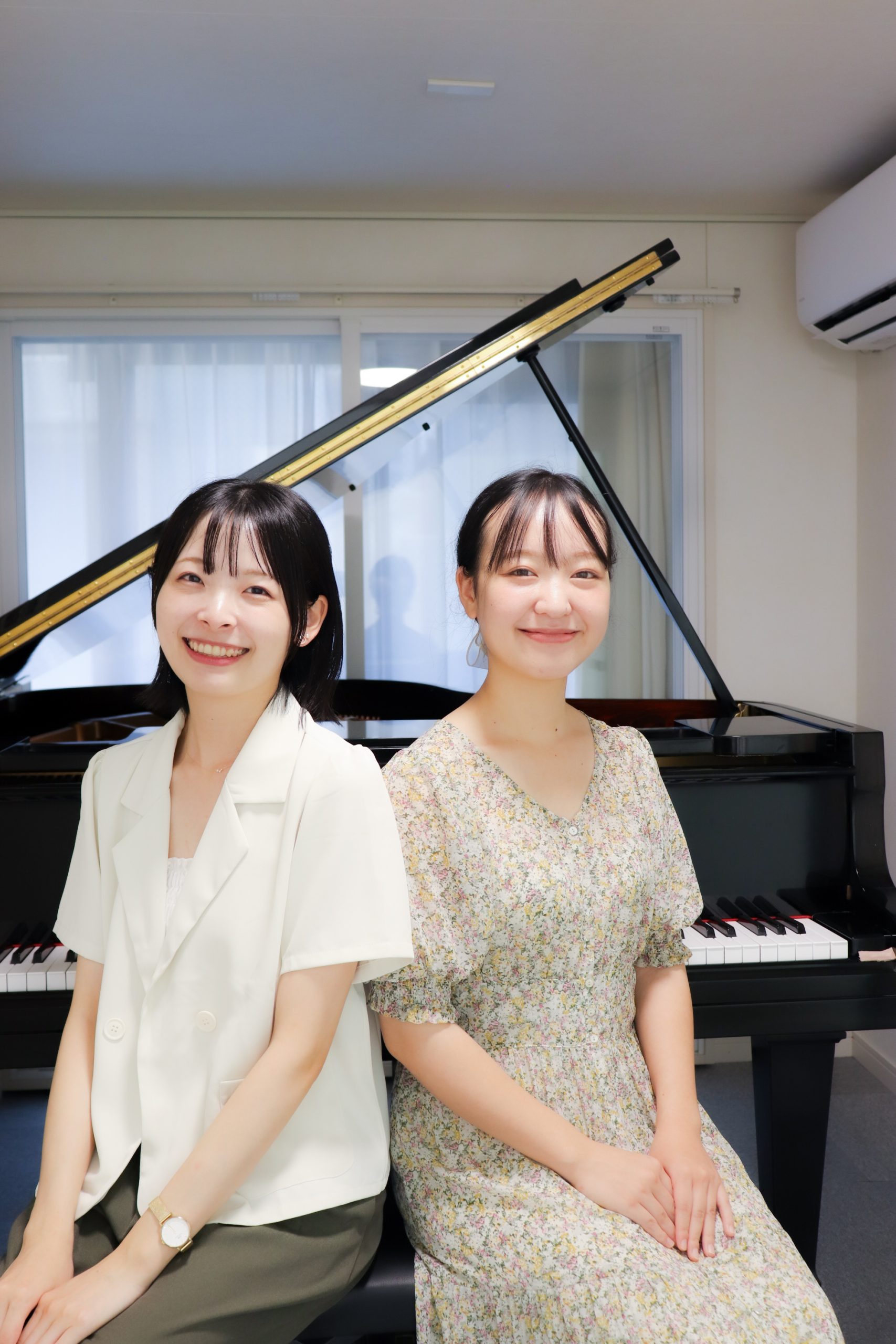 クレンゲ音楽教室のピアノ講師小嶋葵と藤田くるみの連弾風景
