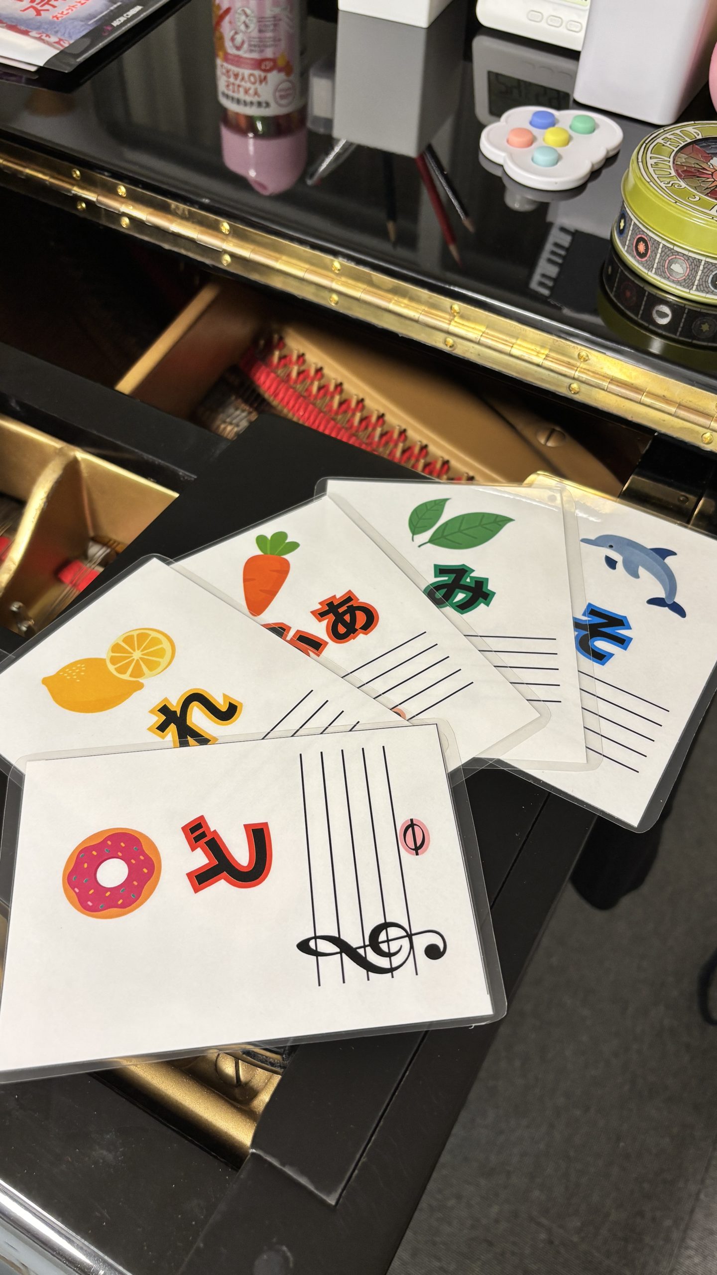 クレンゲ音楽教室の幼児コースで遊び感覚でピアノを始められるように音符カードなどを用いている