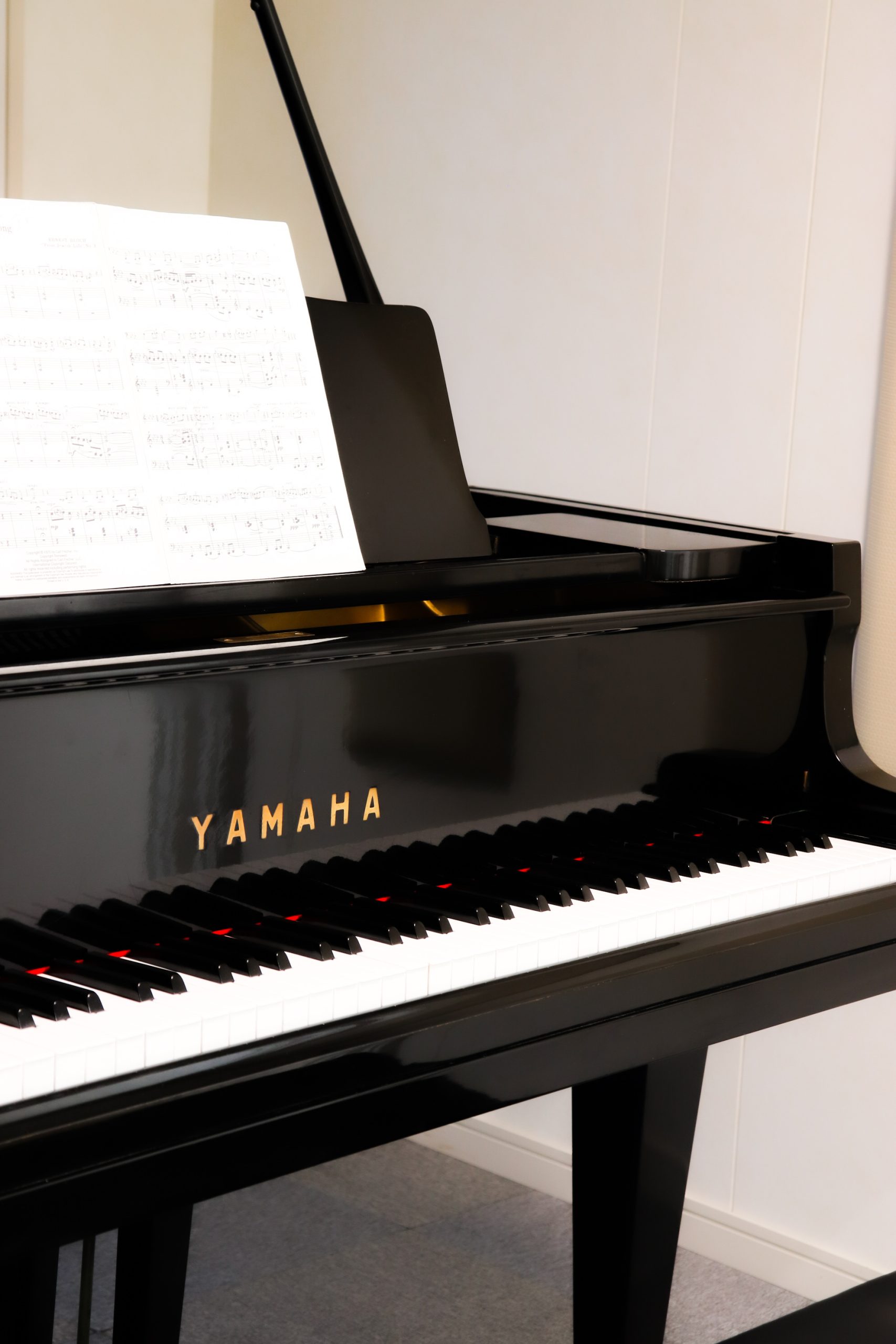クレンゲ音楽教室のレッスンで使われる、ヤマハG2サイズのグランドピアノ。本格的な音色やタッチを育成する。